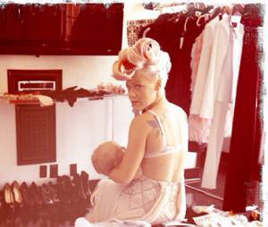 Pink dans les coulisses de son photoshoot pour son album