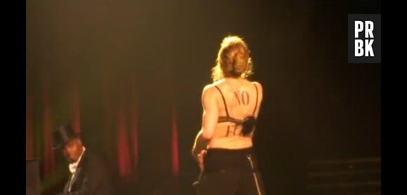 Tout se passait bien au début de la chanson : Madonna se dandinait en soutif' sur scène