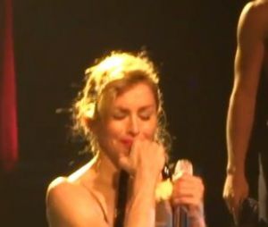 Madonna fond en larmes sur une scène berlinoise...