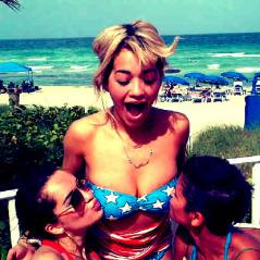 Rita Ora en mode Rihanna sur Twitter : kiss sur les seins entre girls et bikini sexy (PHOTOS)
