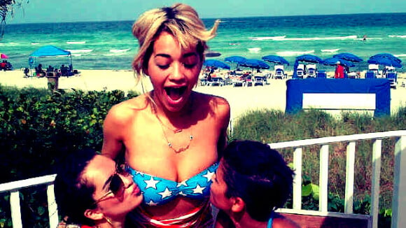 Rita Ora en mode Rihanna sur Twitter : kiss sur les seins entre girls et bikini sexy (PHOTOS)