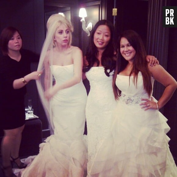 Lady Gaga s'affiche en robe de mariée !