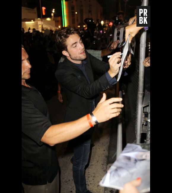 Robert Pattinson a gardé le sourire !