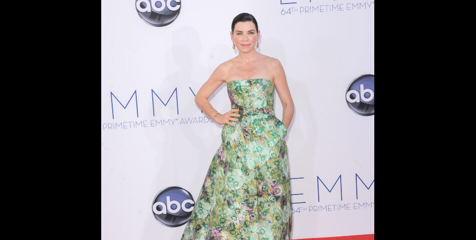 Julianna Margulies est fleurie sur le tapis rouge des Emmy Awards 2012