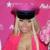 Nicki Minaj pose ses seins sur la table !