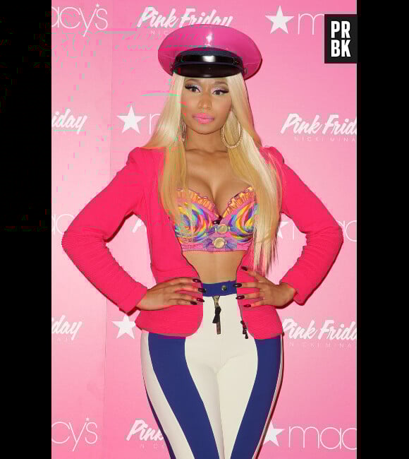 Nicki Minaj sort ses boobs pour vendre son parfum