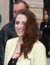 Kristen Stewart souriante à la Fashion Week de PAris le 27 septembre 2012