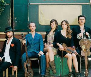 Circus est un groupe composé de Calogero, Stanislas, Philippe Uminski, Karen Brunon et Elsa Fourlon