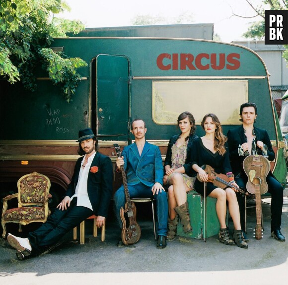 Circus est un groupe composé de Calogero, Stanislas, Philippe Uminski, Karen Brunon et Elsa Fourlon