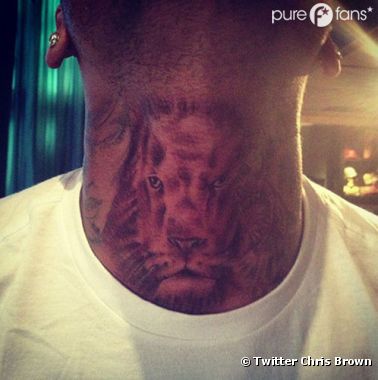 Chris Brown : Un nouveau tatouage de lion en plein milieu du cou !