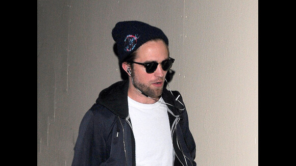Robert Pattinson : seul et déprimé pour la promo de Twilight 5 ! (PHOTOS)