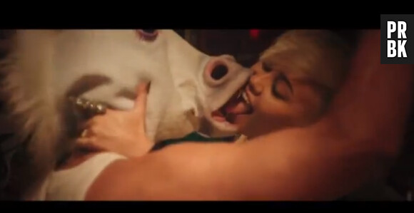 Miley Cyrus emballe une licorne !