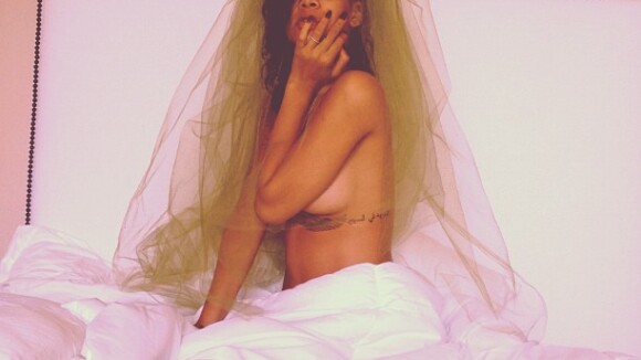 Rihanna : sexy et topless au lendemain d'Halloween ! (PHOTO)