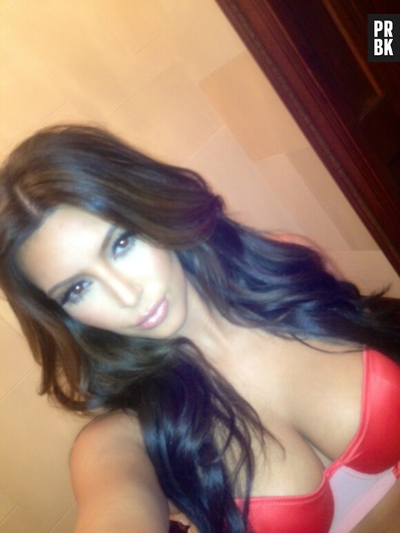 Kim Kardashian est là pour montrer ses seins par contre !