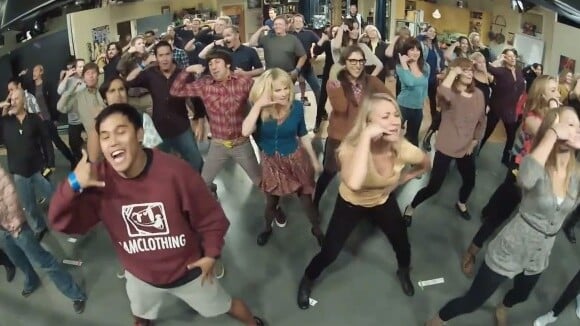The Big Bang Theory : découvrez le flash mob déjanté des acteurs sur Call Me Maybe (VIDEO)