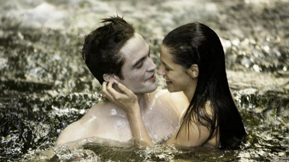 Twilight 4 partie 2 : Robert Pattinson ne voyait et ne ressentait rien pendant la scène de sexe avec Kristen Stewart