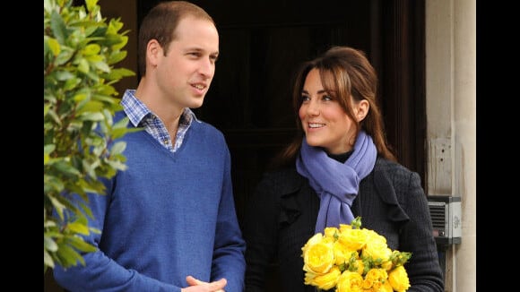 Kate Middleton enceinte : radieuse avec William à sa sortie de l'hôpital (PHOTOS)