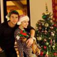 Miley Cyrus et Liam Hemsworth posent pour fêter Noël