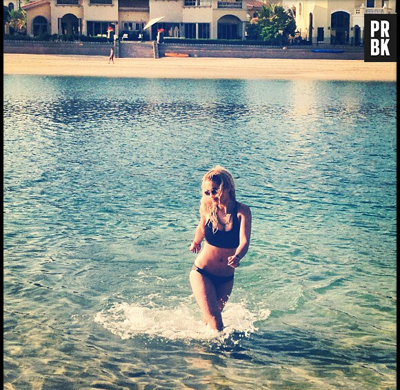 Rita Ora se la joue mannequin à la plage !