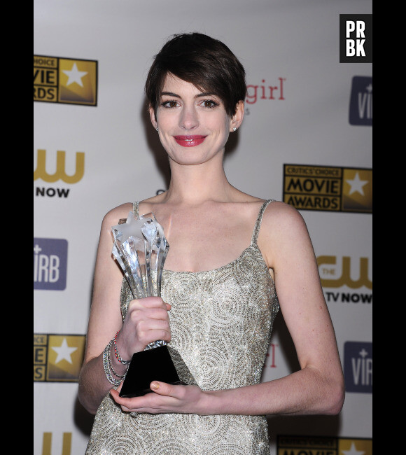 Anne Hathaway remporte le trophée de Meilleure actrice dans un second rôle aux Critics' Choice Awards