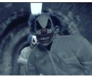 Un clown flippant dans le clip de H Magnum