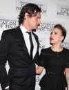 Scarlett Johansson, toute fine à côté de son partenaire de théâtre