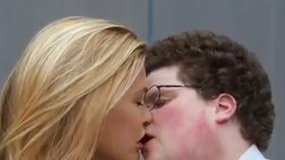 Bar Refaeli offre 8 secondes de bonheur à un geek