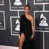 Jennifer Lopez a "juste" dévoilé l'une de ses jambes pendant les Grammy Awards 2013