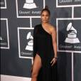 Jennifer Lopez a "juste" dévoilé l'une de ses jambes pendant les Grammy Awards 2013