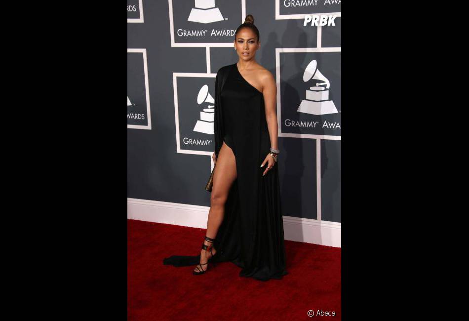 Jennifer Lopez a &quot;juste&quot; dévoilé l&#039;une de ses jambes pendant les Grammy Awards 2013