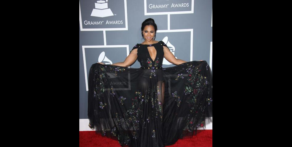 Ashanti a été plus rebelle pendant les Grammy Awards 2013 avec sa robe transparente