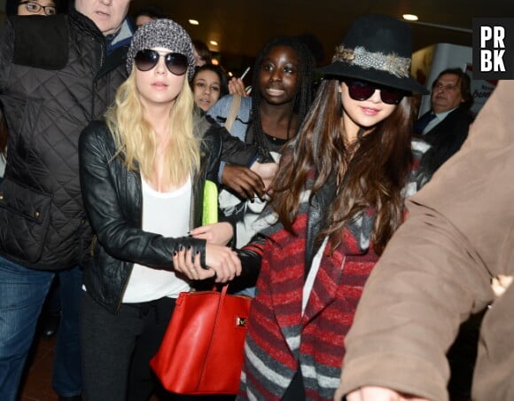 Selena Gomez et Ashley Benson arrivent à Roissy le 16 février 2013 pour la promo Spring Breakers