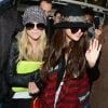 Selena Gomez et Ashley Benson adorables avec leurs fans à Roissy