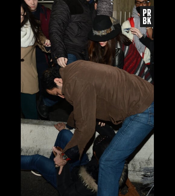 Selena Gomez, au fond, a ramassé puis fait un câlin à un fan à Roissy en février 2013