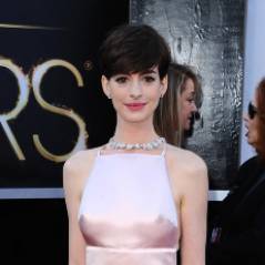 Anne Hathaway : sa "robe tétons" aux Oscars ? Elle adore autant qu'elle regrette