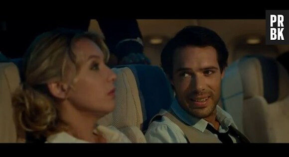 Ludivigne Sagnier et Nicolas Bedos, ambiance tendue dans l'avion dans le film Amour et Turbulences