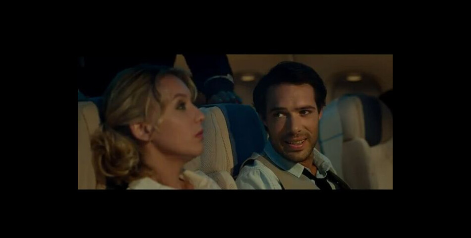 Ludivigne Sagnier et Nicolas Bedos, ambiance tendue dans l&#039;avion dans le film Amour et Turbulences