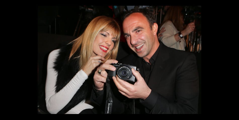 Nikos Aliagas joue le paparazzi au défilé Jean-Paul Gaultier à Paris