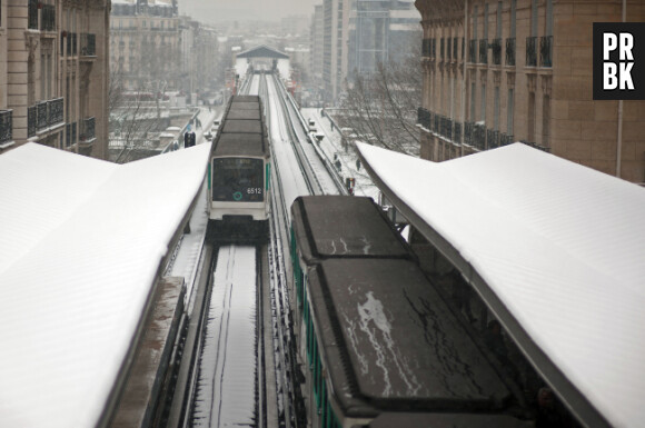 Les transports sont en partie bloqués par la neige