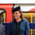 Kate Middleton découvre le nouveau métro avec le sourire