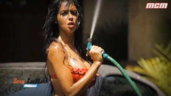 Nabilla (Les Anges 5) en mode playmate : très sexy pour un carwash