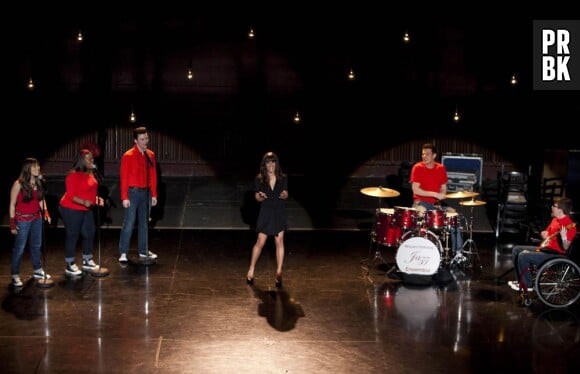 Les anciens viennent en aide à Rachel dans Glee