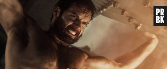 Henry Cavill montre ses muscles dans Man of Steel
