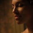 Alicia Keys sensuelle dans le clip de Fire We Make