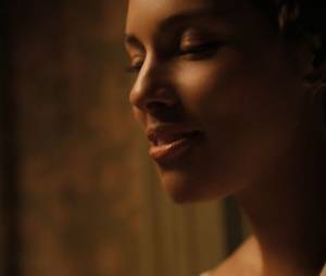 Alicia Keys sensuelle dans le clip de Fire We Make