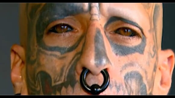 Brésil : un homme se fait tatouer le blanc des yeux
