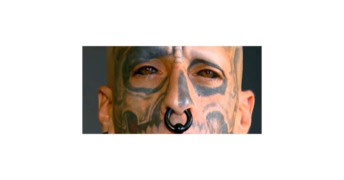 Brésil un homme se fait tatouer le blanc des yeux Purebreak