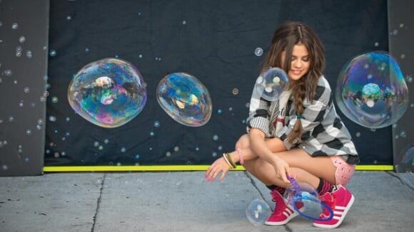 Selena Gomez : flashy pour Adidas et glam-rock en promo