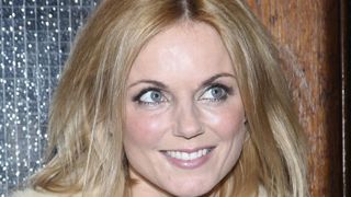 Geri Halliwell : elle chante du Spice Girls dans un bar par défi