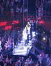 One Direction ont chanté sur une nacelle au dessus du public